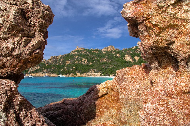 Les plus beaux terrains de camping à proximité de la Méditerranée en Corse : des conseils pour un séjour inoubliable